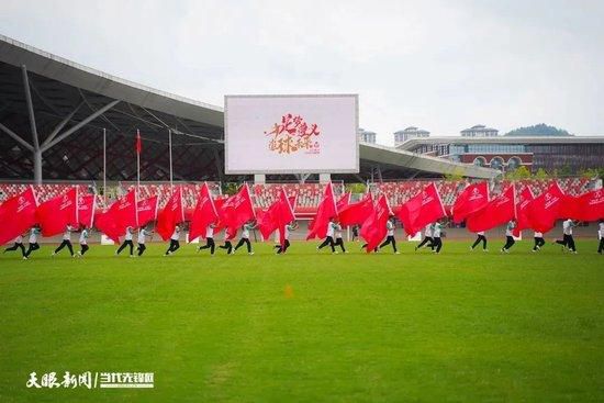 心脏中枪的乔飞宇，一时间还没有死亡，他整个人瞬间一顿，瞪大眼睛、满脸恨意的盯着叶辰，想说什么，却又说不出来，在呜咽了几声之后，彻底倒地。